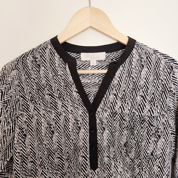 ✨2 for $5✨ Olive & Oak Black and White Patterned Blouse Size XS - Picture 4 of 8